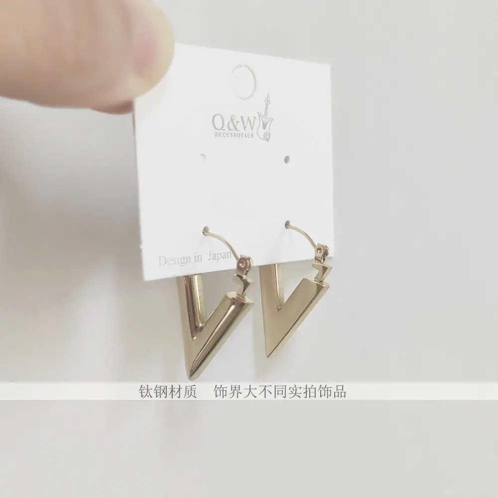 

1 пара в европейском и американском стиле; Модные Titanium стали простая Геометрическая, треугольная серьги-гвоздики с покрытием из нержавеющей...