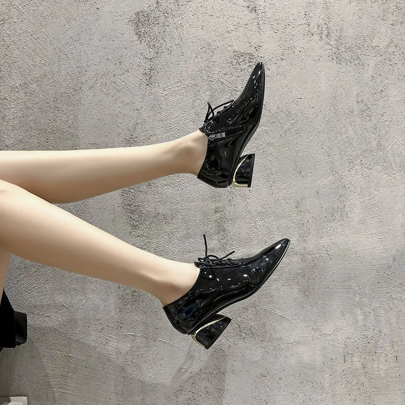 

Женские туфли из лакированной кожи, на среднем каблуке, с острым носком