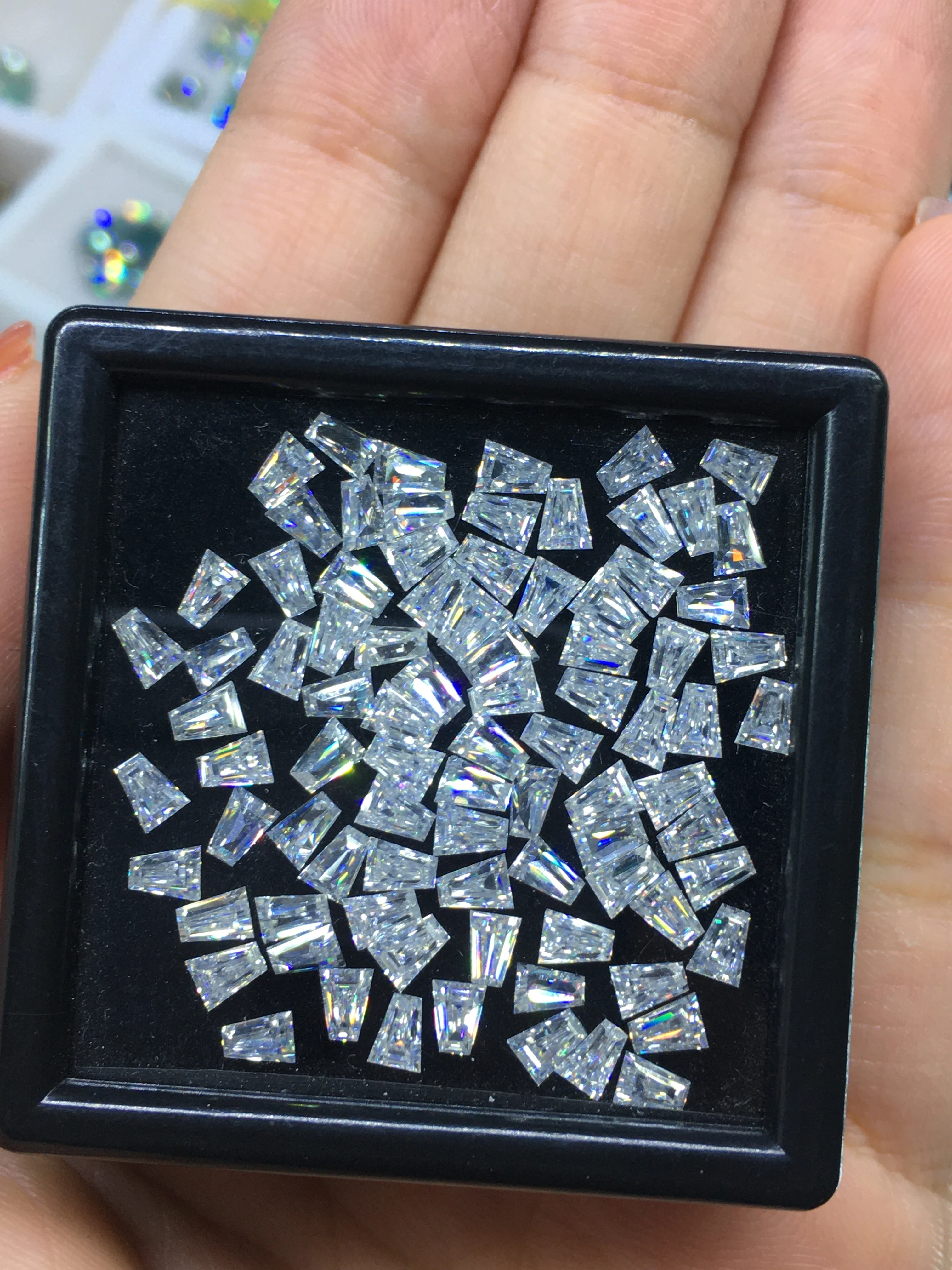 

Holycome Moissanite 10pieces OEM OEM Trapezoid Side Stones D VVS1 Colorless Gemstones Factory Supplier Pass Moissanite Tester