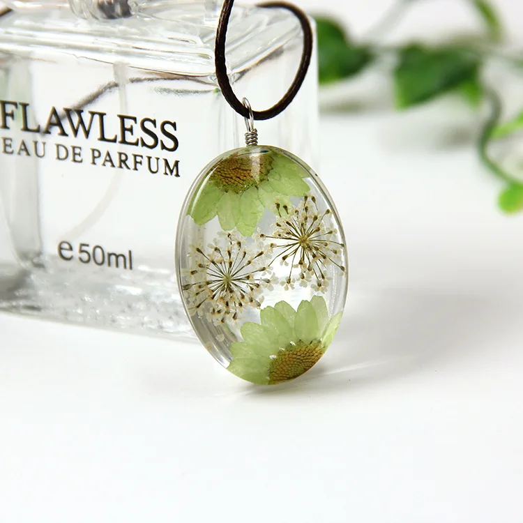 Подвеска из натурального белого хрустального камня разноцветная фотография