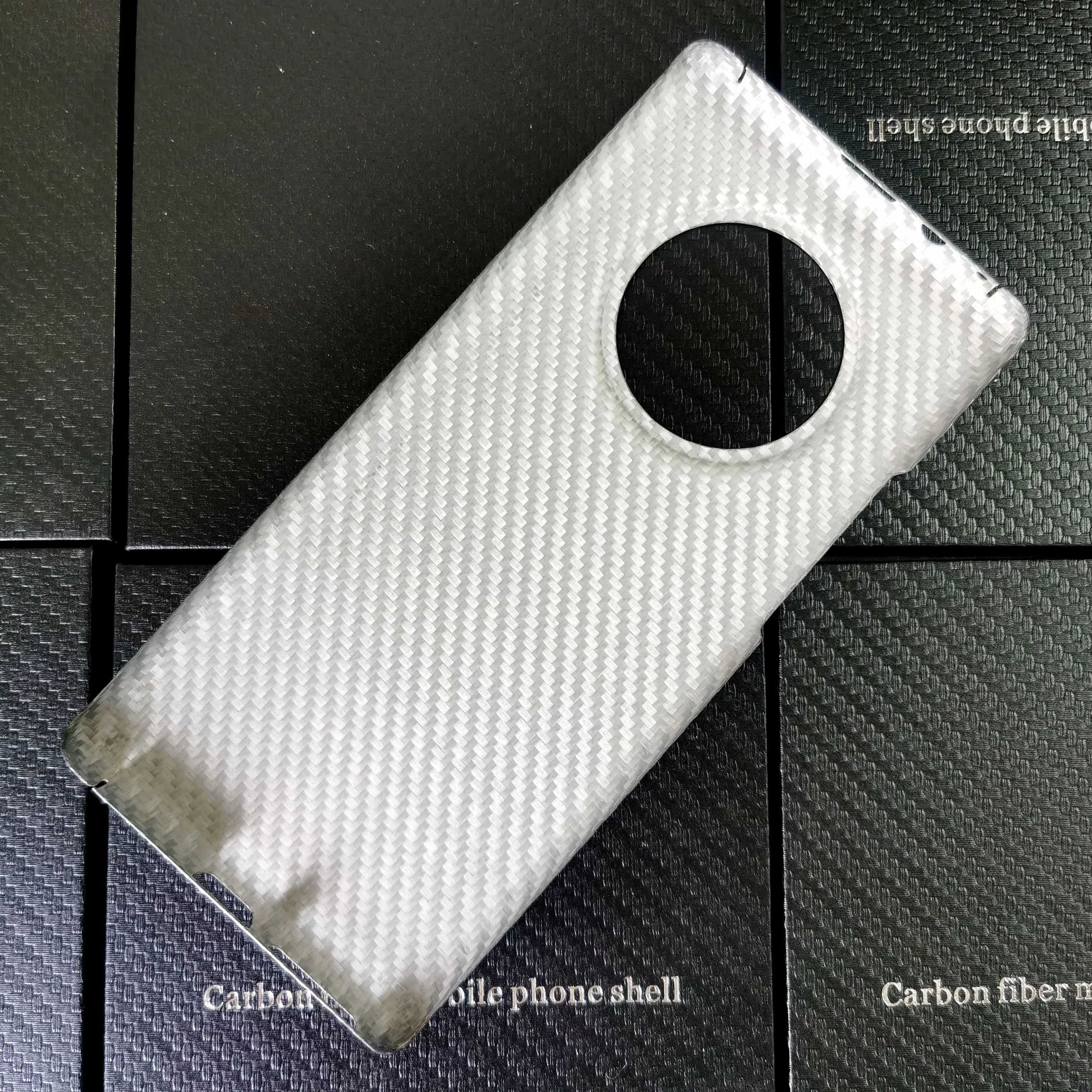 Серебристый глянцевый чехол из углеродного волокна для спортивного автомобиля