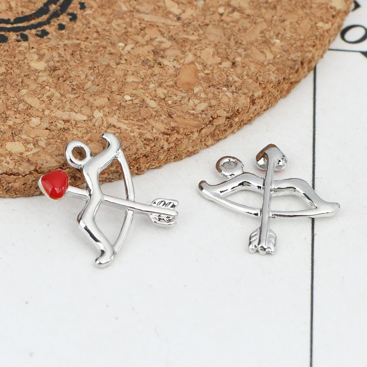 Подвески из цинкового сплава с бантиком и стрелами серебристые красные эмалевые