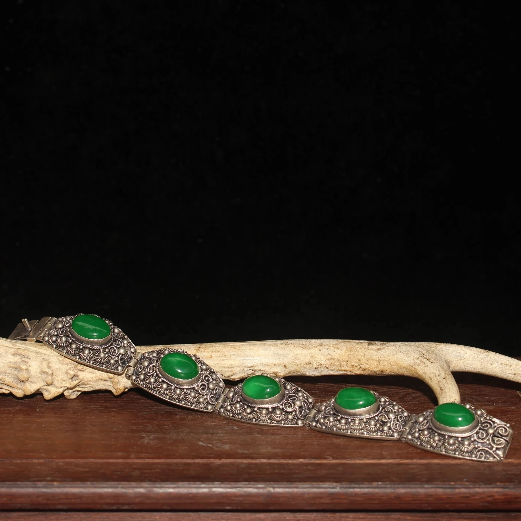 

Китайский старинный сделано из зеленого нефрита инкрустированный тибетский серебряный браслет-цепочка