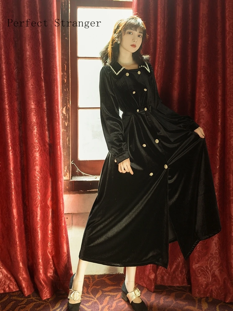 Женское длинное бархатное платье черное в стиле ретро с круглым отложным