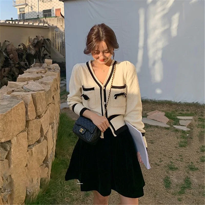 

2021 new small sweet wind hitting scene V is gotten loose off sweater knitting cardigan early autumn short gentle wind coat