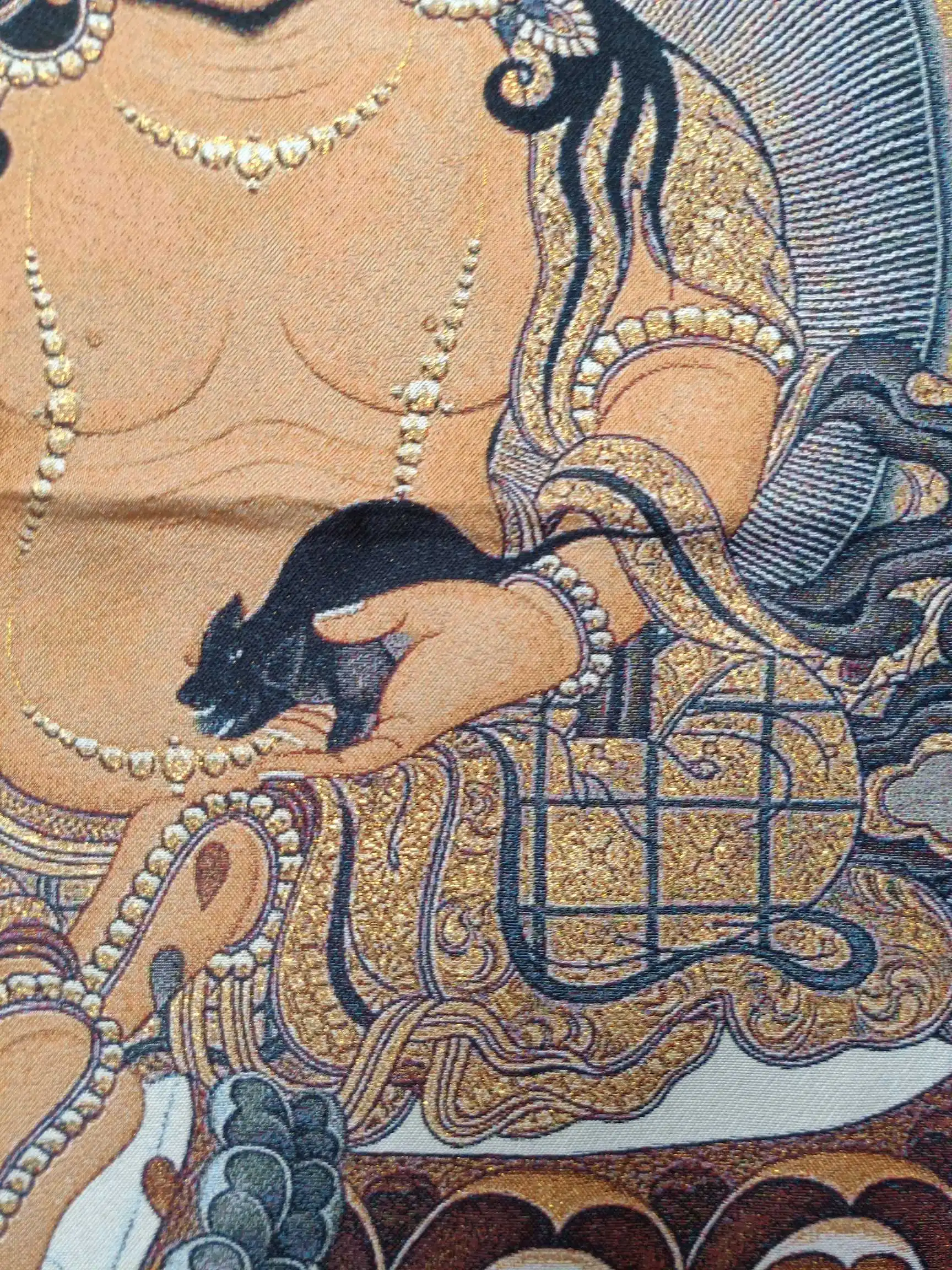 Тангка Тибетского буддизма с изображением желтого бога богатства Джамбхалы, вышитая на шелке.