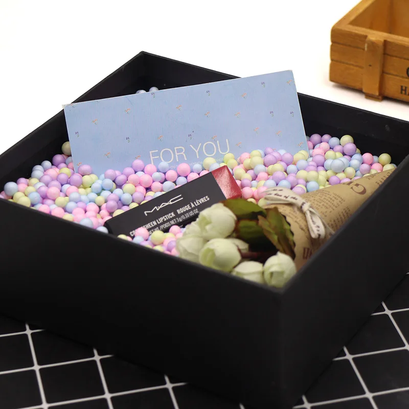 Мини шарики из цветной пенки Macaron весом 8/26 г для упаковки подарков в коробке "Candy Gift Box". Идеально подходят для декорирования на детских праздниках, днях рождениях и вечеринках. Также можно использовать в качестве конфетти для наполнен