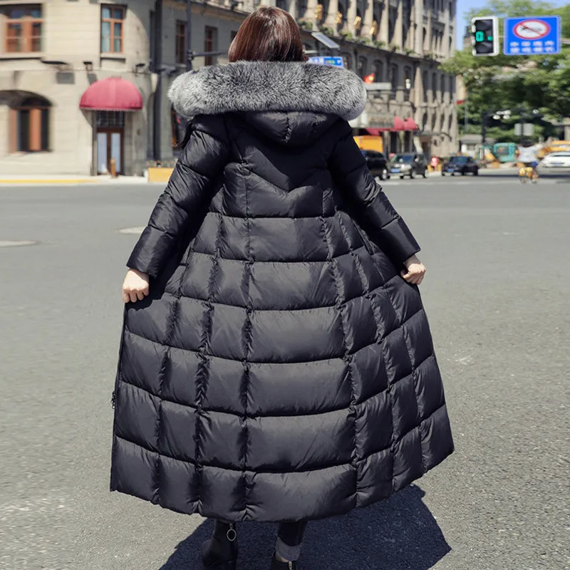 Толстая теплая куртка-пуховик на белом утином пуху зимняя парка с мехом енота