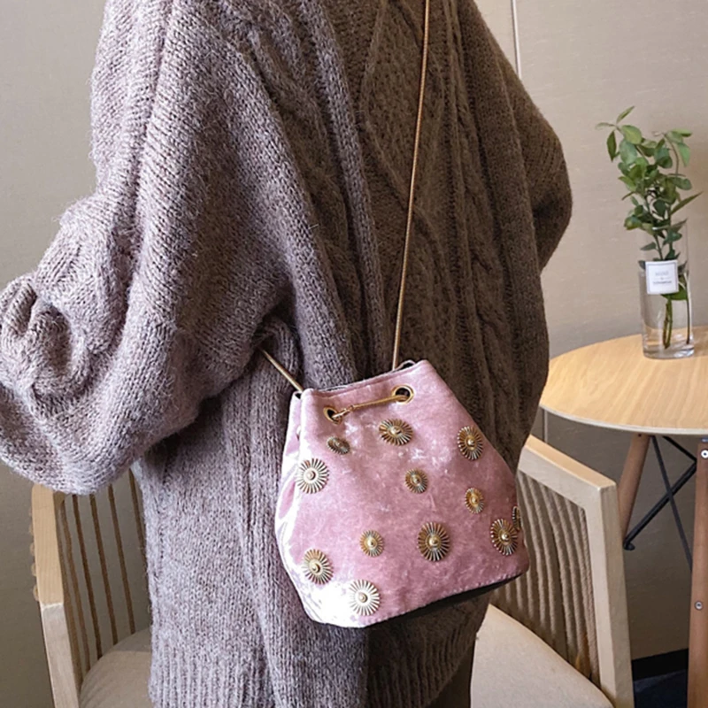 

2021 New Women's Shoulder Bags Bucket Bag Elegant Velvet Handbag Tote Crossbody Bag with Golden Chain Shoulder Strap