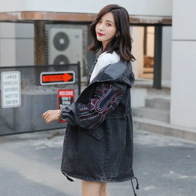 Женская джинсовая куртка средней длины с капюшоном и вышивкой| |