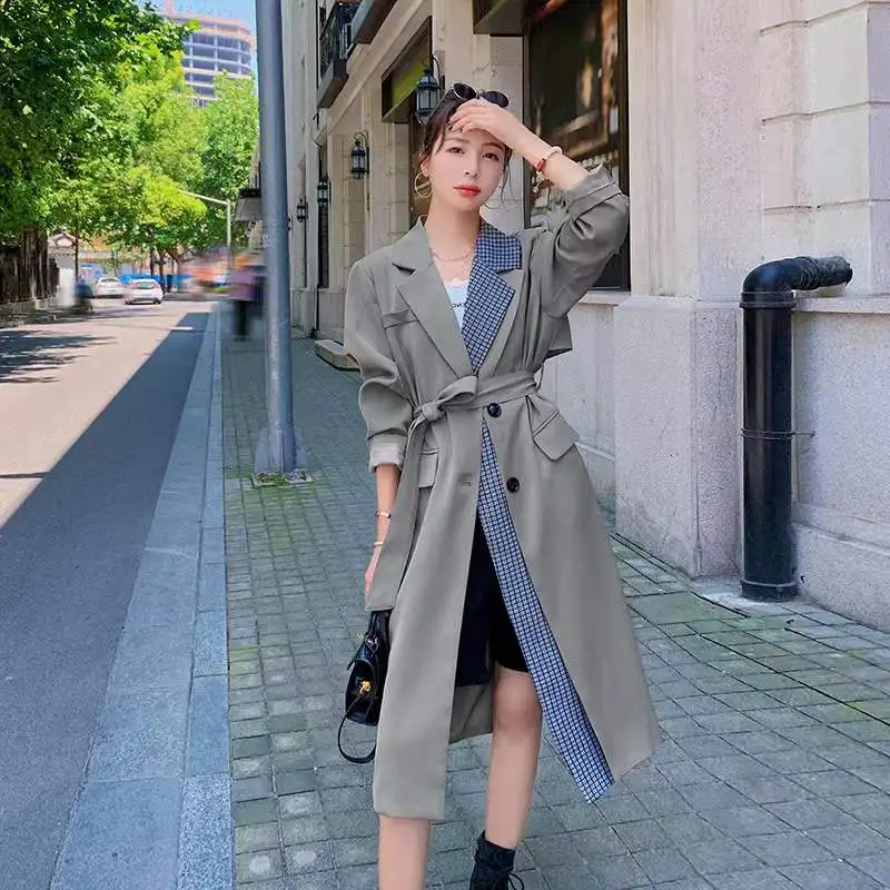 Ветровка женская клетчатая средней длины модный приталенный плащ в клетку