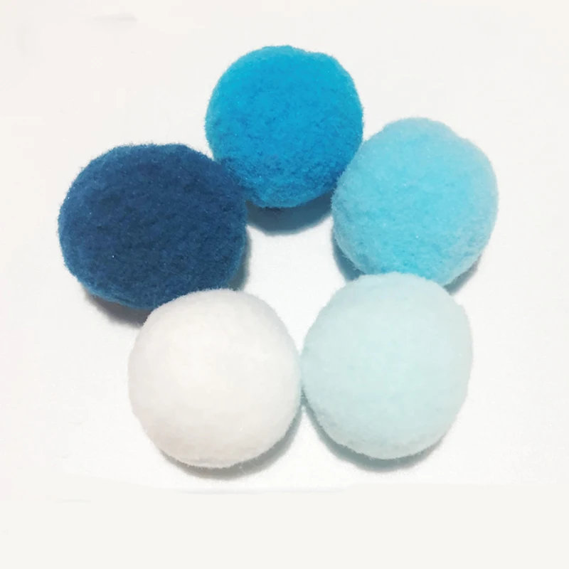 Тридцать пять кошечек одеваются как маленькие большие и забавные игрушки дл