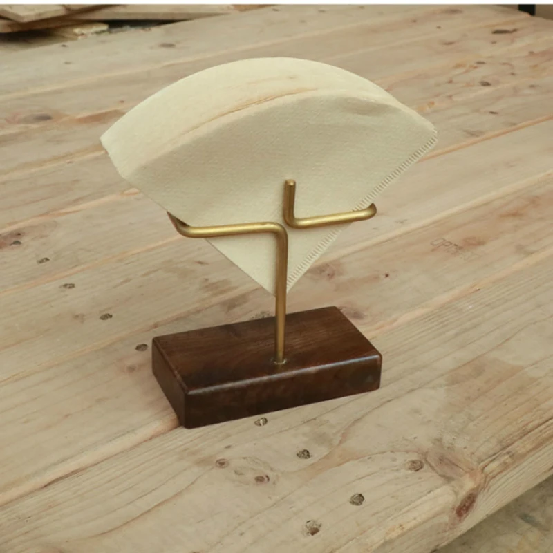 Хранитель для бумажных конусных фильтров на деревянной и латунной стойке, держатель для ручного заваривания кофе, металлическое изделие, сделанное вручную.