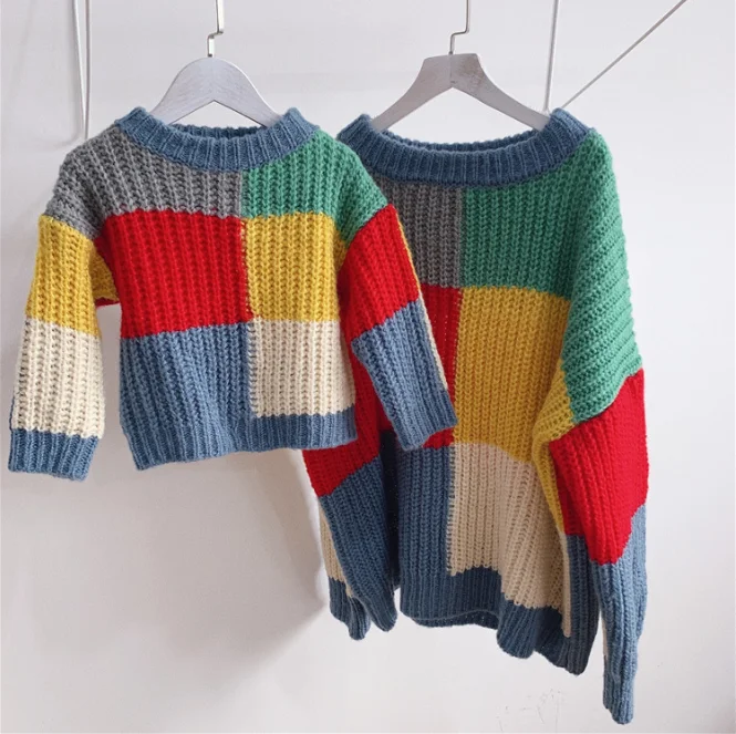 Разноцветные свитера для семьи одежда мамы и дочки свитер с принтом одинаковые