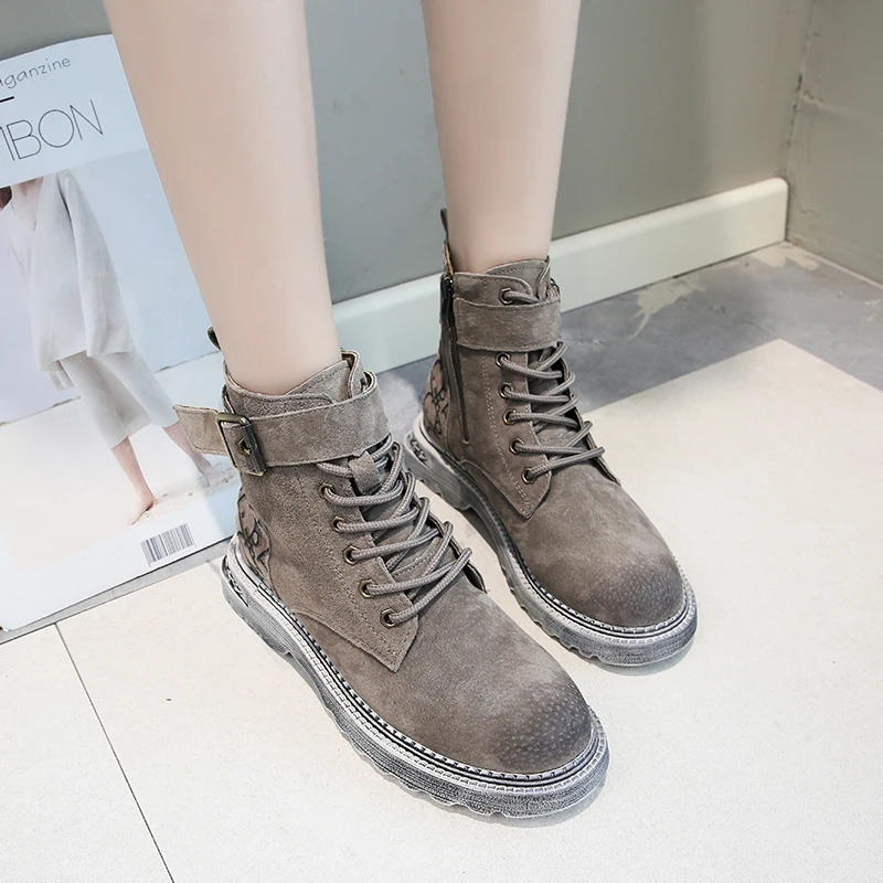 Красивые замшевые Ботинки martin с граффити Цвет черный серый женская обувь на