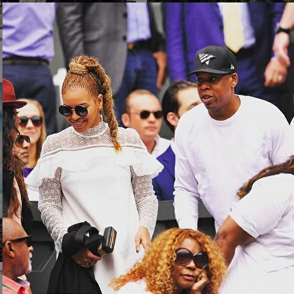 Платье в стиле милитари с оборкой на плечах гипюровое платье кружевным вырезом