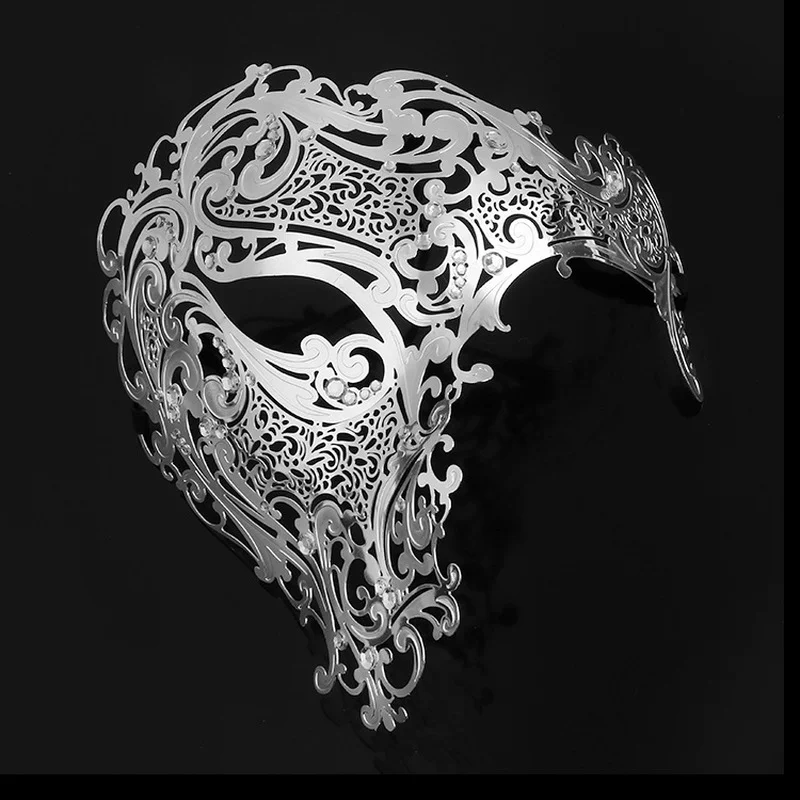 Черная золотая металлическая маска с черепом стразы на половину лица