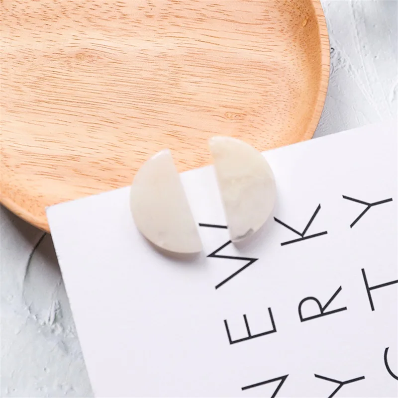 Женские полукруглые серьги простые белые с уникальным дизайном свадебные