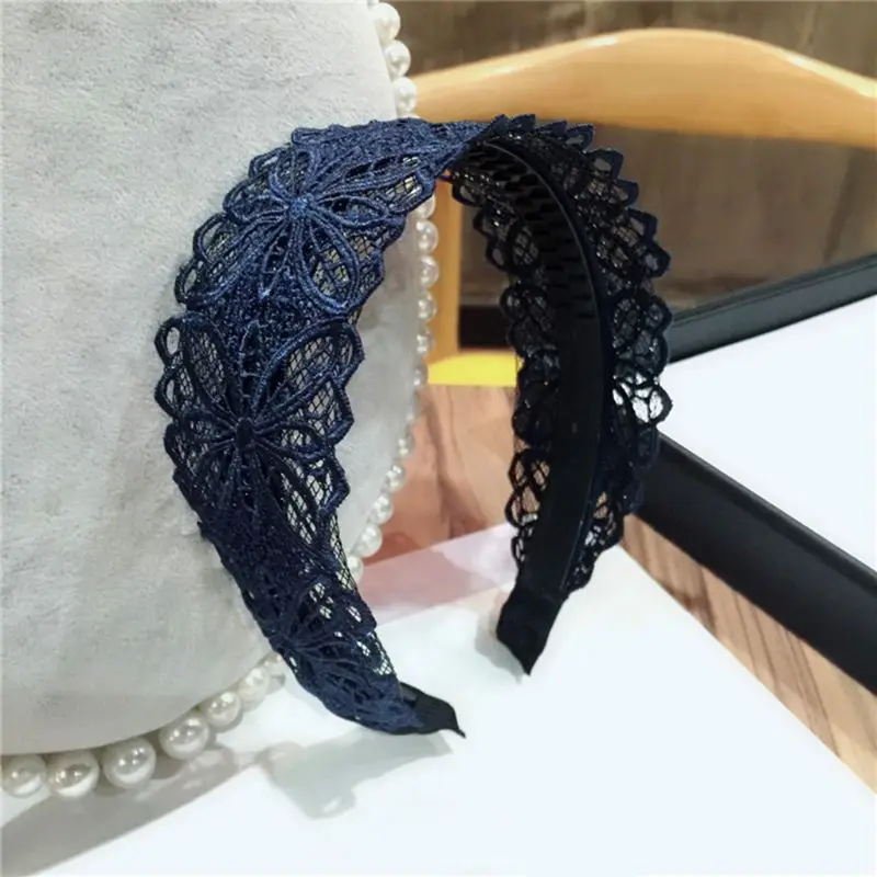 

2020 Women Retro Hollow Embroidery Floral Lace Headband Shimmer Metallic Wide Hair Hoop Elegant Anti-Skid Teeth Party Bandana