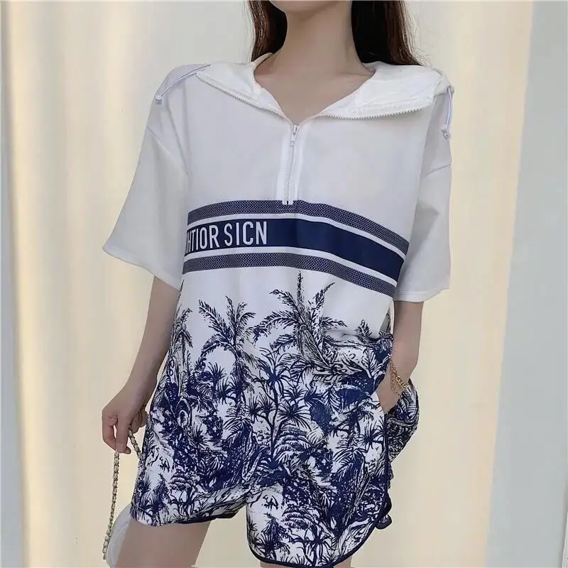 

Женский комплект из 2 предметов, брендовая Футболка с принтом чернил, с капюшоном и коротким рукавом, шорты с высокой талией и широкими штани...