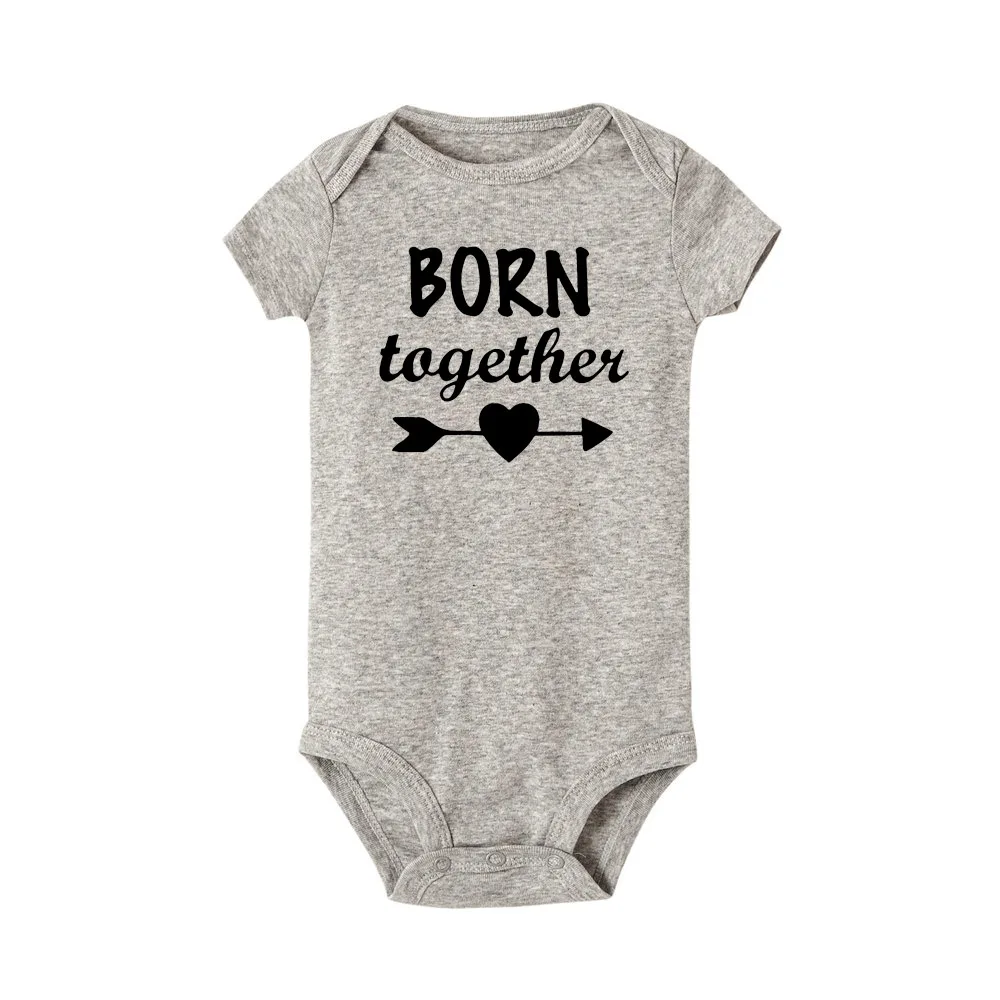 1 предмет, детский летний комбинезон с короткими рукавами и надписью «Born Together and Friends Forever», боди для близнецов, повседневные комбинезоны для малышей