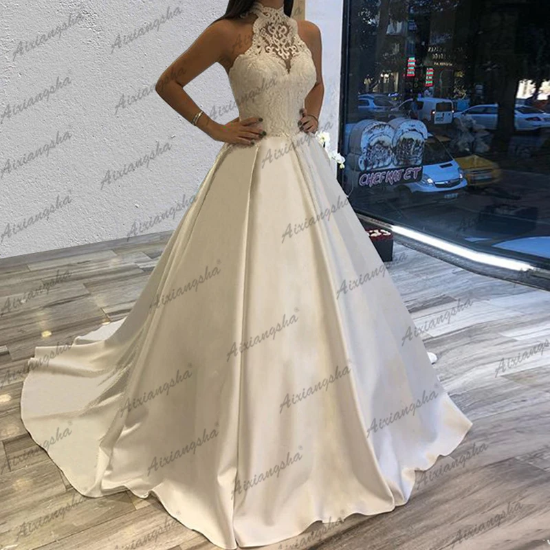 Платье свадебное атласное цвета слоновой кости с лямкой на шее | Свадьбы и