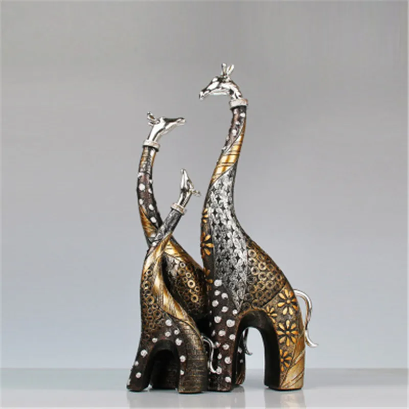 

CREATIVE A FAMILY OF THREE GIRAFFE RESIN CRAFTWORK STATUE LIVING ROOM TV CABINET ENTRYWAY DESKTOP DECORATION X2572