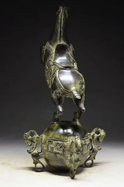 Китайская Бронзовая лошадь стоящая на мяче и с QING Mark бронзовые украшения для сада