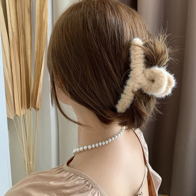 

Women Faux Fur Hair Clip Acrylic Hairpins Hair Crab Claws Girls Make UP Washing Tool Winter Plush Accessories