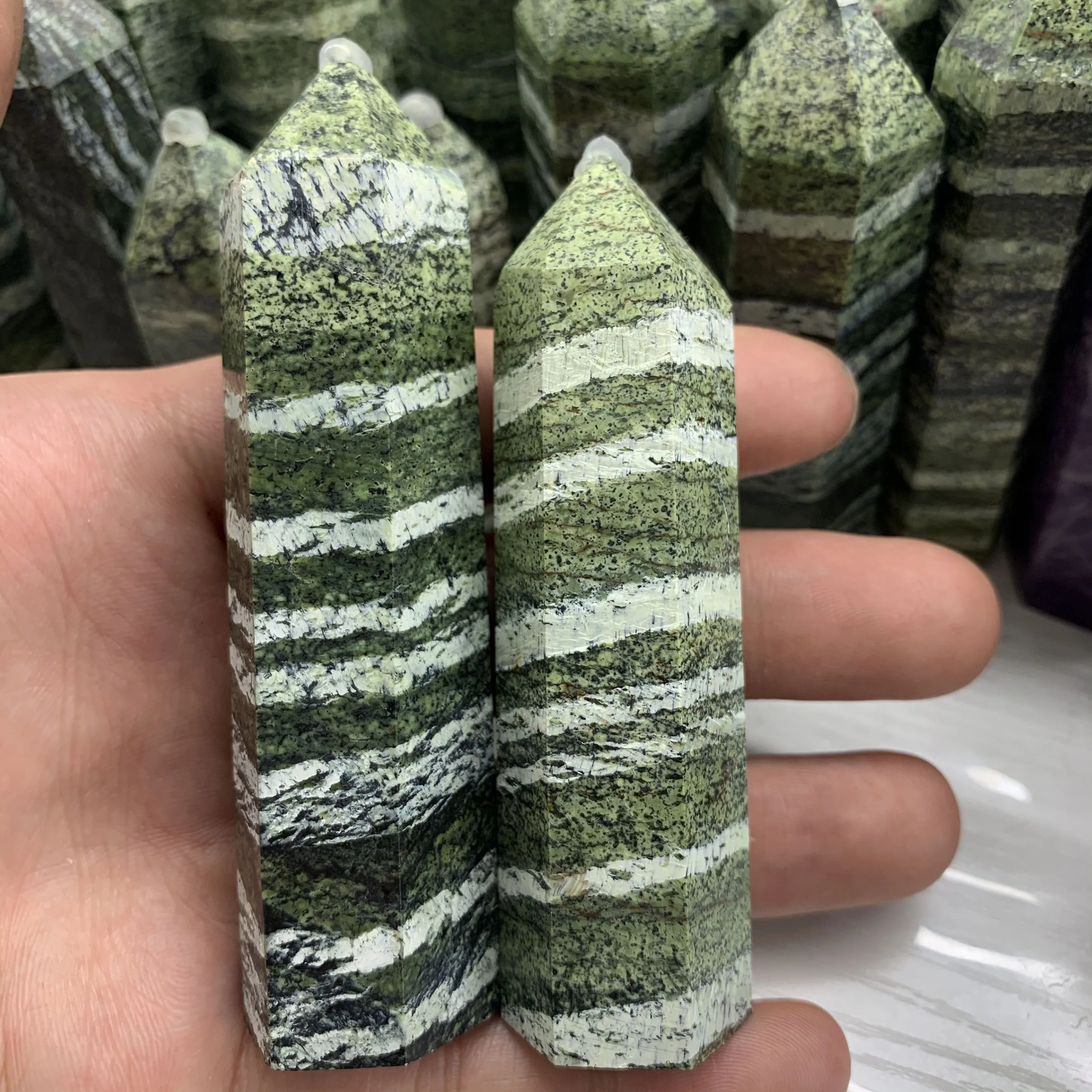 

High Quality Natural Green Zebra Healing Crystal Green Pinto Quartz Point Minerale Gemstone For Home Decor