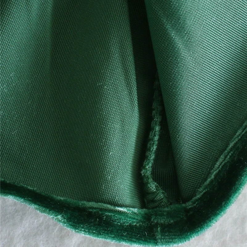 Женское бархатное мини-платье с рукавами-фонариками и оборками