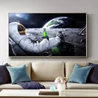 Картина на холсте с изображением космонавта, пива на Луне, пейзажа, для гостиной