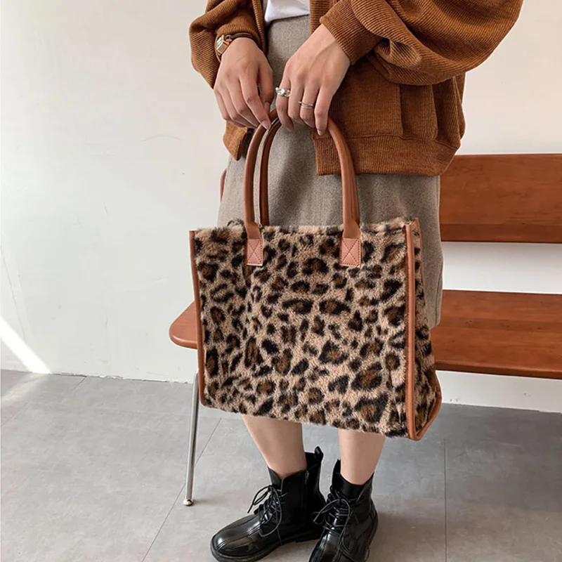 Сумка-тоут женская из искусственного меха модный вместительный саквояж с