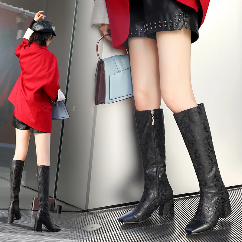 Женские модные сапоги до колена облегающие с острым носком весенние для верховой