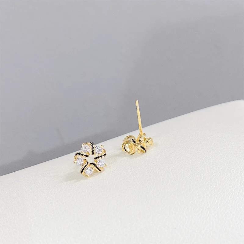 

Hot Sale Exquisite CZ Tiny Heart Arrow Stud Earrings Unique Delicate Earrings