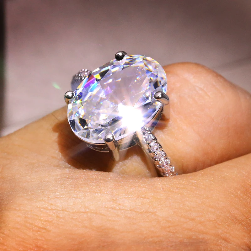 Женское кольцо из серебра 925 пробы с крупным овальным фианитом | Украшения и