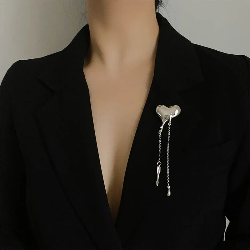 

ALLYES Trendy Metal Heart Brooches Long Chain Tassel Suit Dress Corsage Lapel Pins for Women Unisex Office Party Jewelry