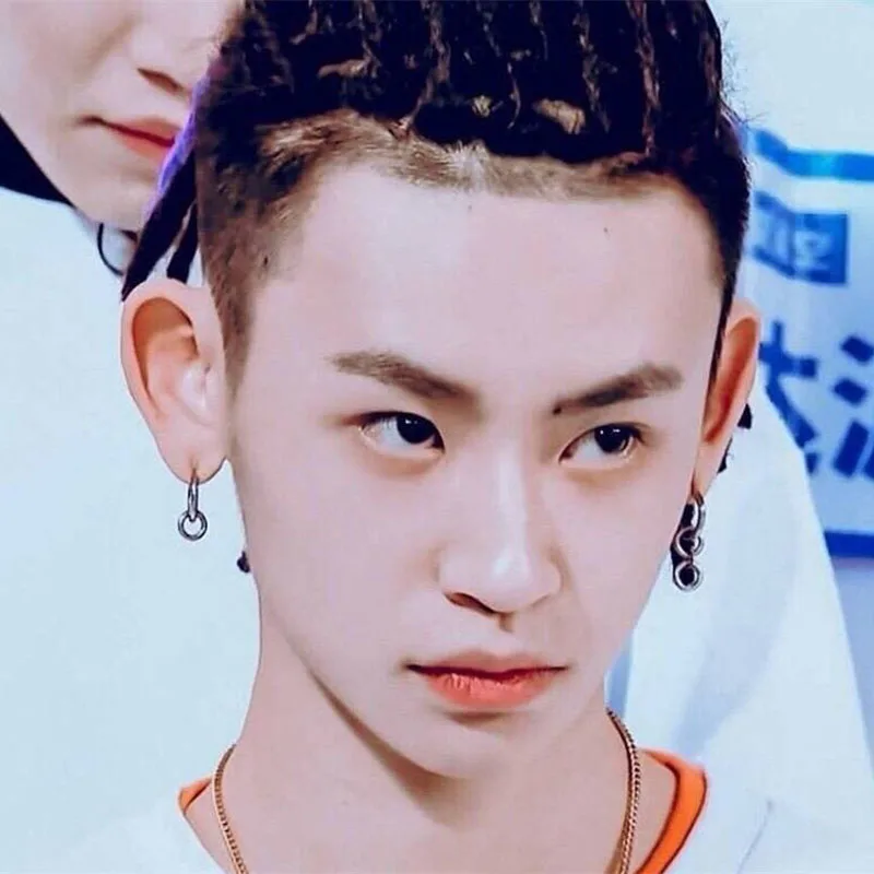 Wang Yibo с сережками чистая красная живое ухо проколотое Ухо зажим для мужчин и