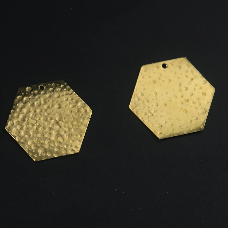 

27,5*24,5 мм односторонний изогнутый шестиугольный кулон с одним отверстием и тиснением Геометрическая, Шестигранная форма, кулон из Желтой меди