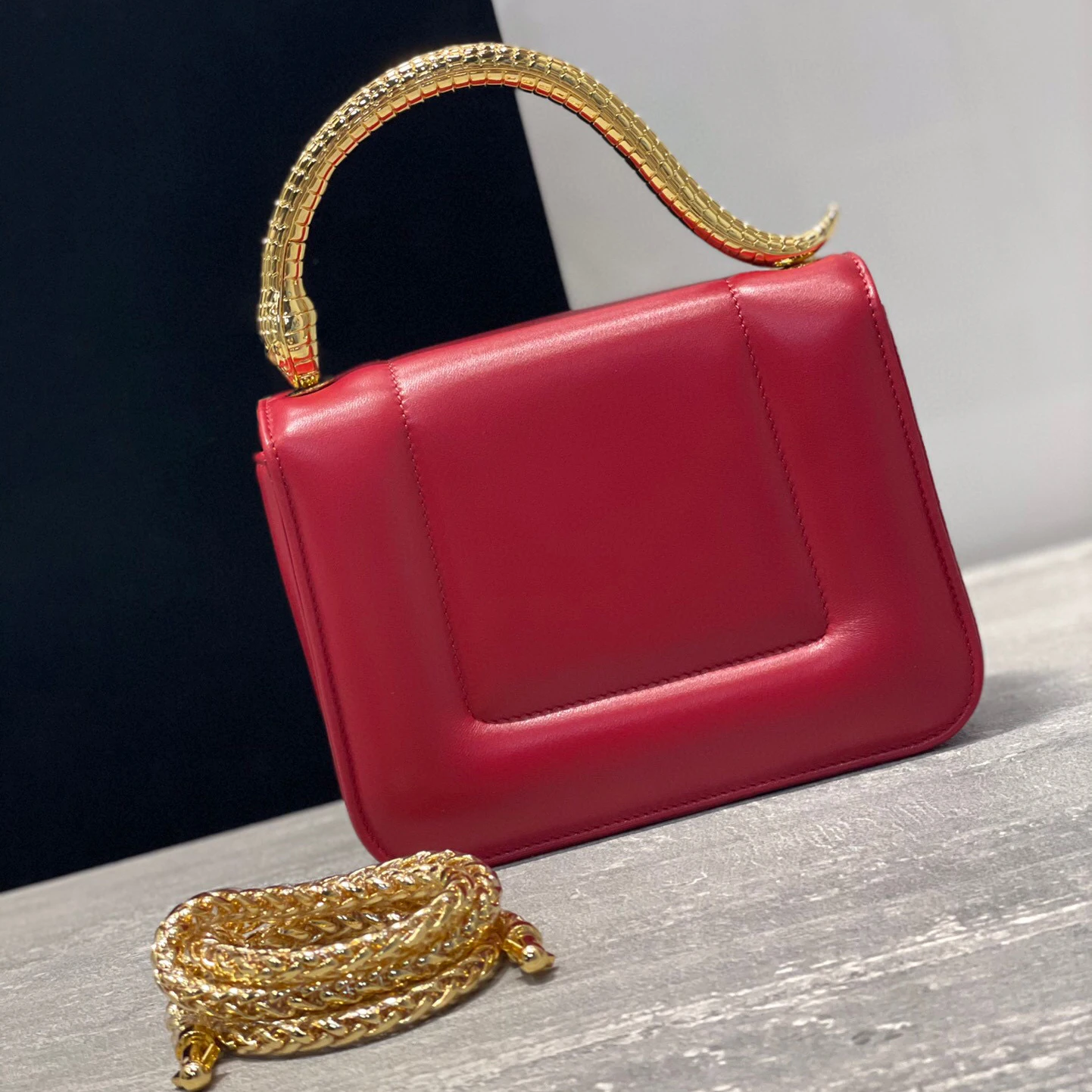 

Новинка 2021, красная кожаная простая женская сумка-мессенджер, дизайн с ручкой в виде змеи, стиль флип, бренд класса люкс
