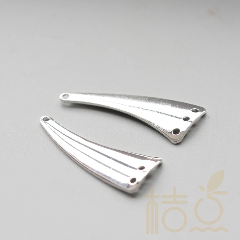 Фурнитура из цельной латуни изогнутая с 4 отверстиями 33x13 мм (3890C-V-275)