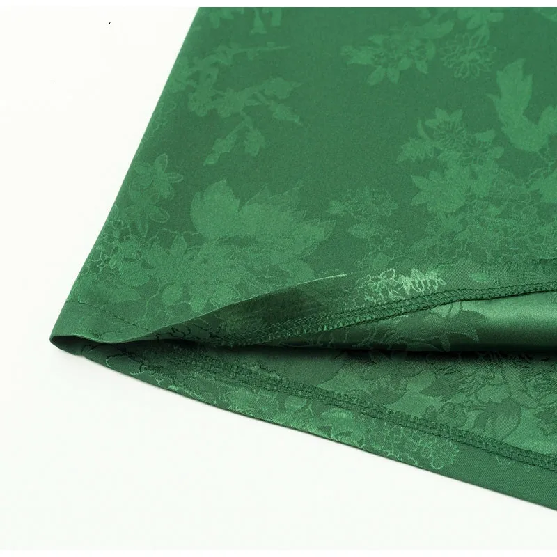 Повседневное осеннее сатиновое платье с рукавами фонариками и глубоким v