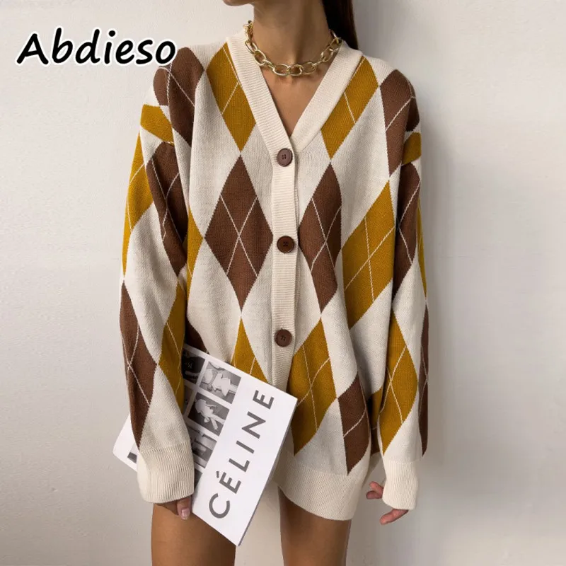 Женский трикотажный кардиган на пуговицах с V-образным вырезом |