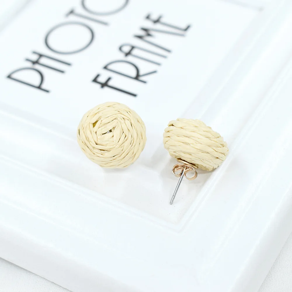 Женские серьги-гвоздики в виде шара из бамбукового ротанга богемном стиле