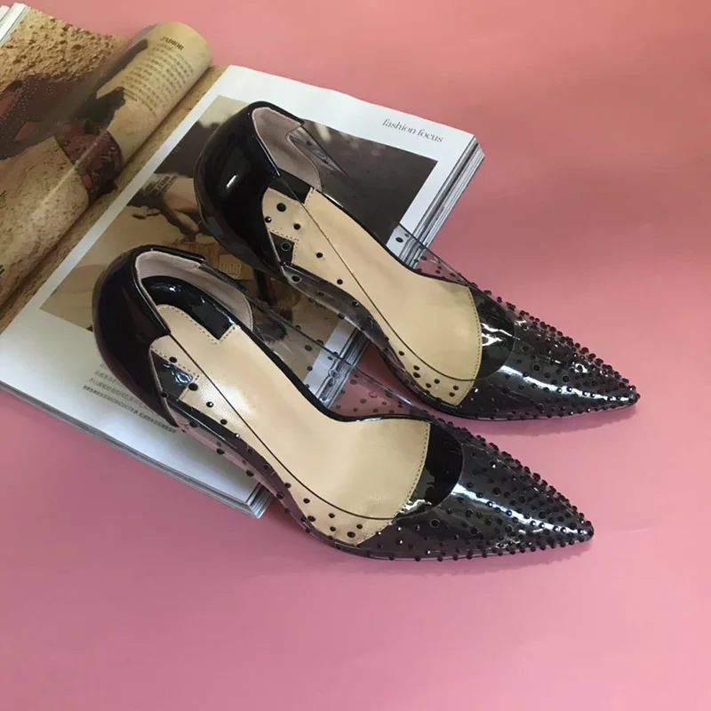 Туфли-лодочки на высоком каблуке с красной подошвой и прозрачными стразами яркие