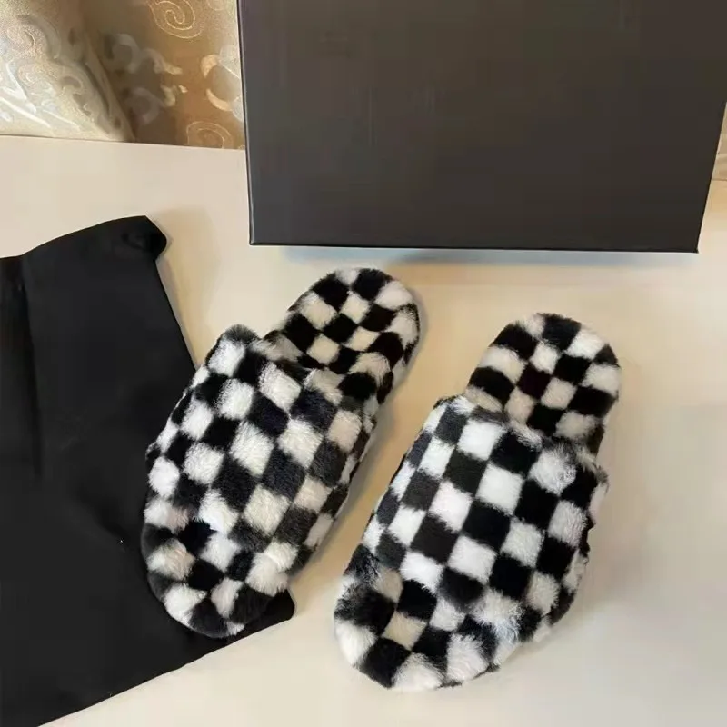 

Xiaoxiang'sNewBlack andWhitePlaidFurSlippersFemaleLuxuryGoodswithTheSameThick Bottom, Wear All-match Real Fur Plaid Flip-flops