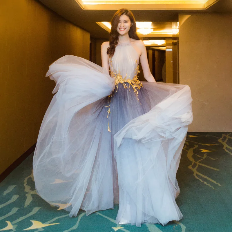 

Длинное вечернее платье с кружевной аппликацией и вырезом-лодочкой