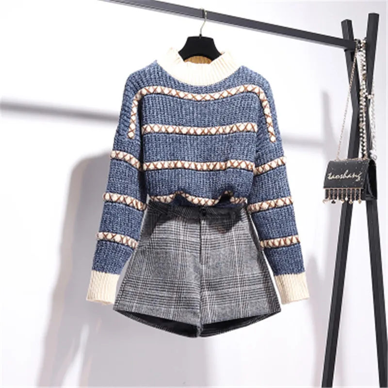 

Пуловер вязаный, с длинным рукавом, круглым вырезом и клетчатые твидовые шорты, в стиле пэчворк, зима 2020