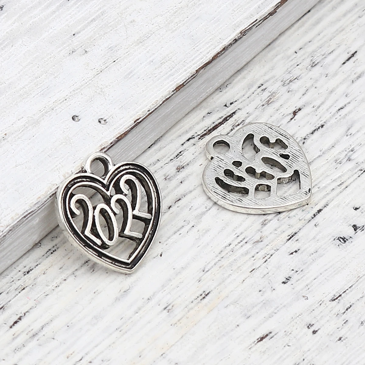

20 PCs Year Charm Pendants Heart Antique Silver Color Number Message " 2022 " Individual Charms For Jewelry Making DIY Supplies