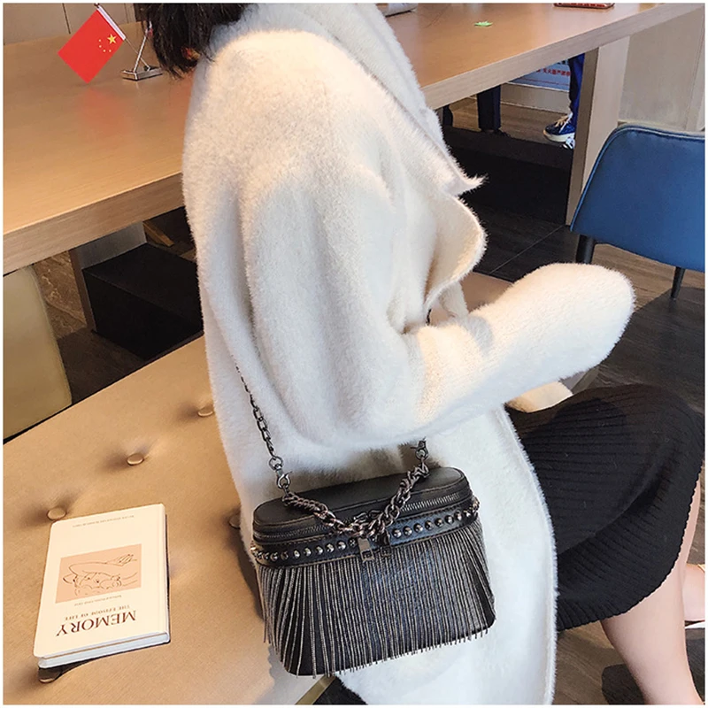 Сумка кросс боди Женская с заклепками маленькая сумочка на плечо кисточками